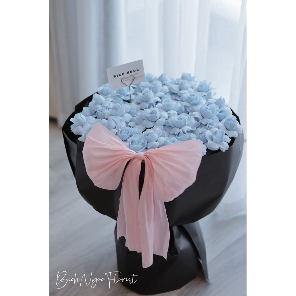 [ảnh Size 40cm] Bó hoa hồng Plume sáp bẻ cánh màu xanh dương pastel kèm nơ voan tơ và bó Plume hồng 