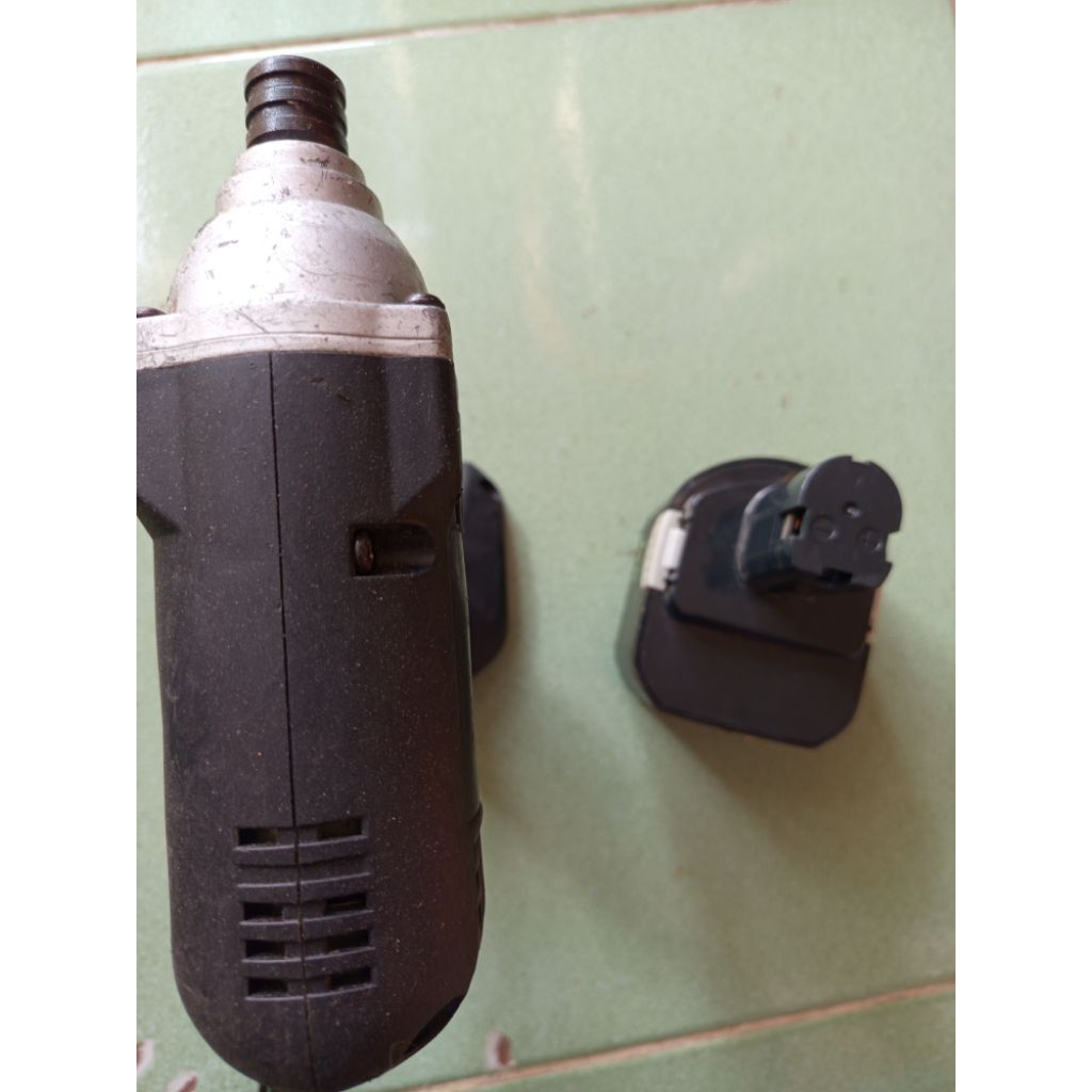 Máy bắn vít Ryobi 12V nội địa Nhật như hình, tặng kèm vỏ pin về đóng pin