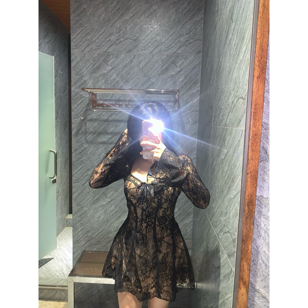 Đầm ren hella