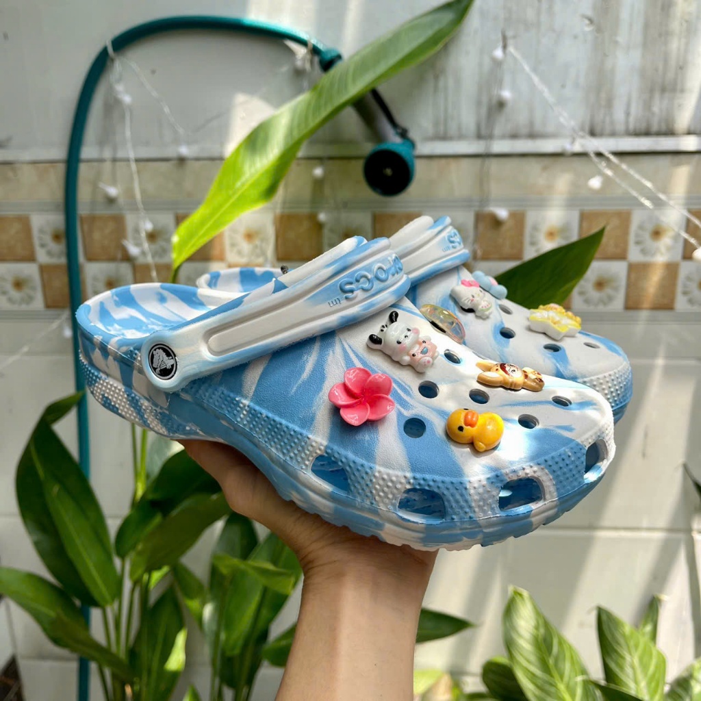 [HÀNG LOẠI 1] Dép Crocs Classic Clog màu xanh loang – nổi bật từng bước chân