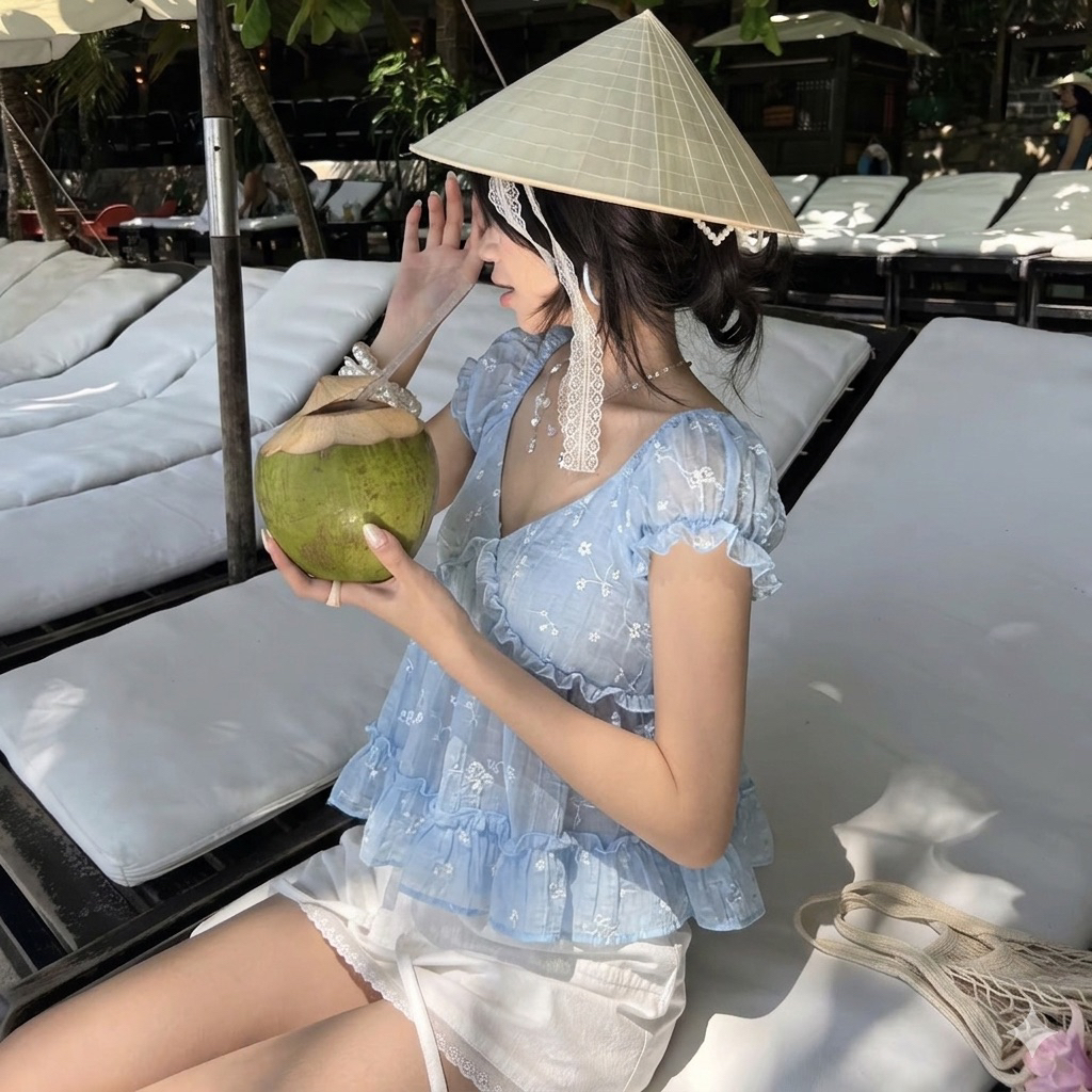 Áo tơ nhăn cổ V in hoa tay bèo AREUM TOP (phần ngực 2 lớp) | BigBuy360 - bigbuy360.vn