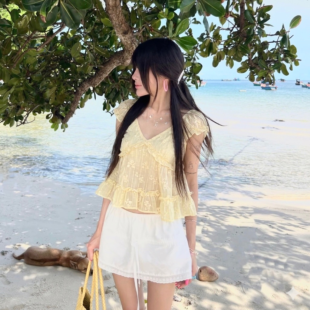 Áo tơ nhăn cổ V in hoa tay bèo AREUM TOP (phần ngực 2 lớp) | BigBuy360 - bigbuy360.vn