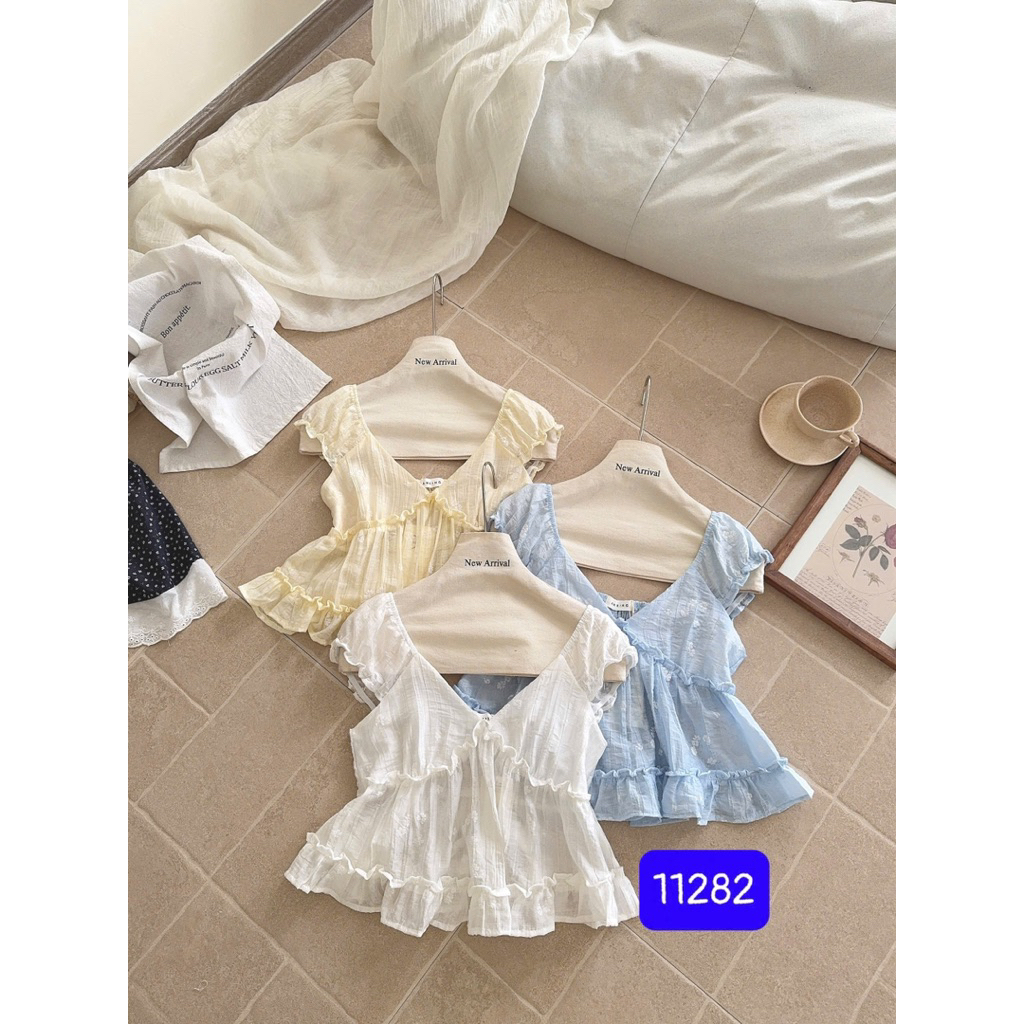 Áo tơ nhăn cổ V in hoa tay bèo AREUM TOP (phần ngực 2 lớp) | BigBuy360 - bigbuy360.vn