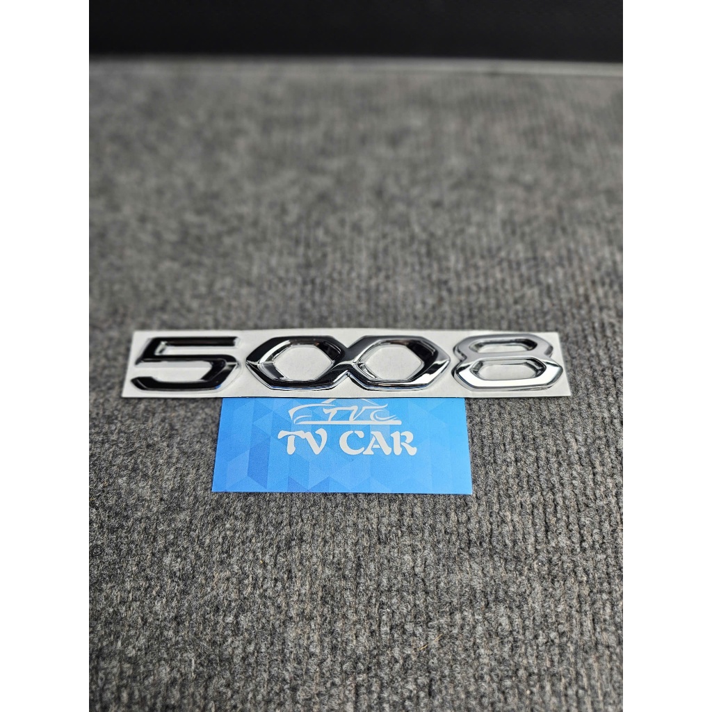 Chữ nổi 5008 được dán phía sau xe Peugeot 5008