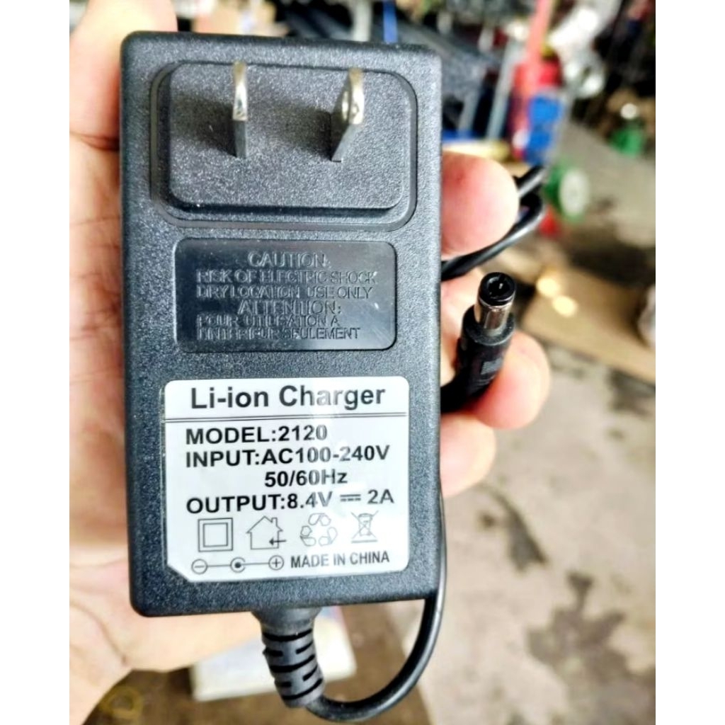 ADAPTER sạc 8.4V 2A đầu DC tròn nhỏ gọn tiện dụng