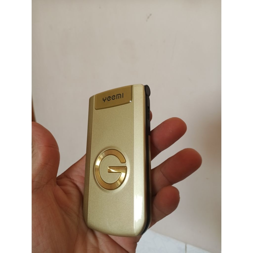 yeemi G9000/2sim/lưng và mặt kim loại/ MP3, Bluetooth,ghi âm,FM camera, fullbox