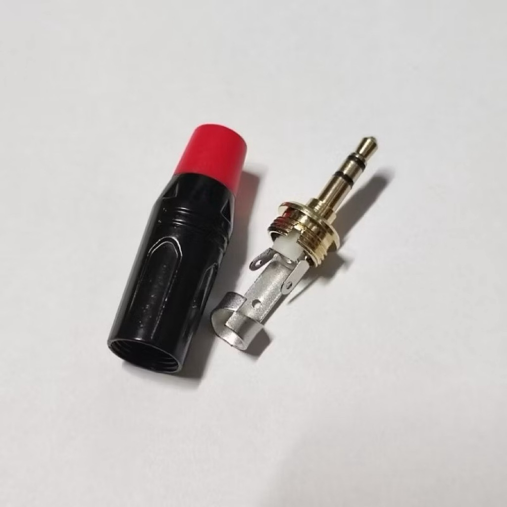 Jack 3ly5 đen đuôi đỏ