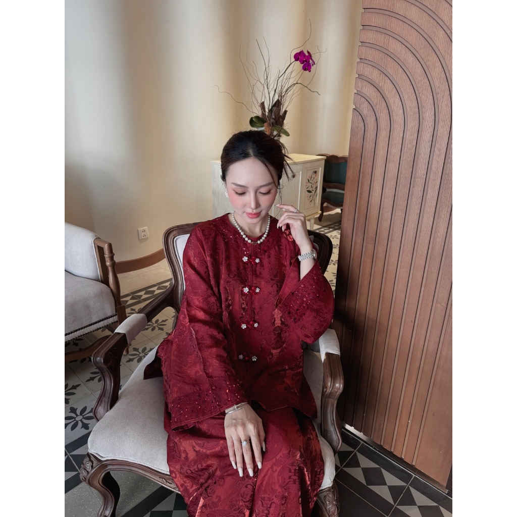 Đồ lam cổ tròn phối kim sa đỏ đô nút ngọc hoa cườm