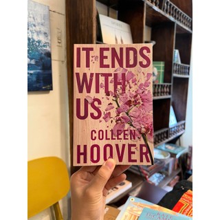 Sách - It Ends with Us by Colleen Hoover | Romance / BookTok / Ngoại văn Nhập khẩu / Lãng mạn