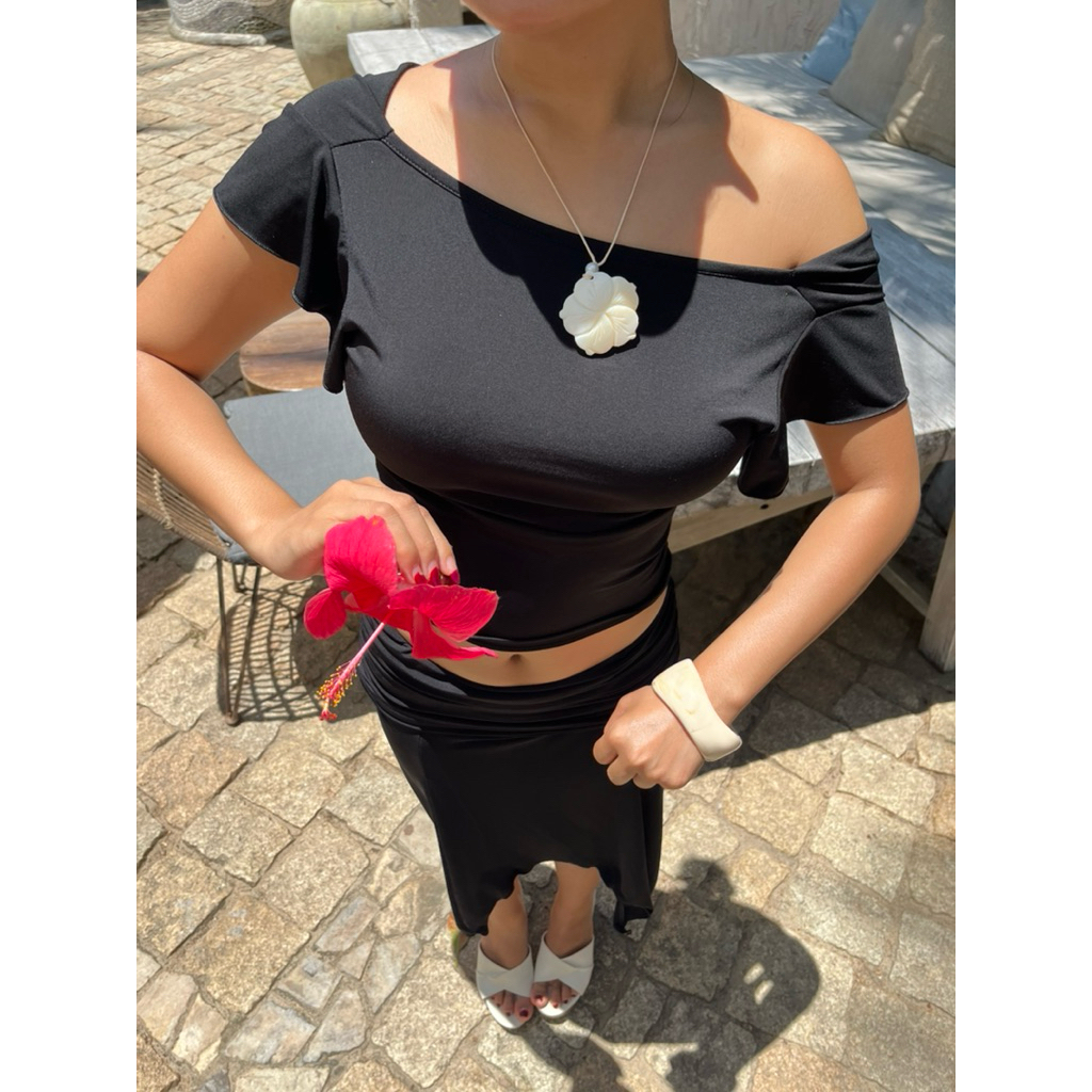 𝐀𝐢𝐬𝐡𝐚 𝐒𝐞𝐭 - Áo Cổ Thuyền Hở Lưng Và Chân Váy Lửng Nhún Cạp Trễ Sang Trọng Châu Âu Vibes NOCO.LABEL | BigBuy360 - bigbuy360.vn