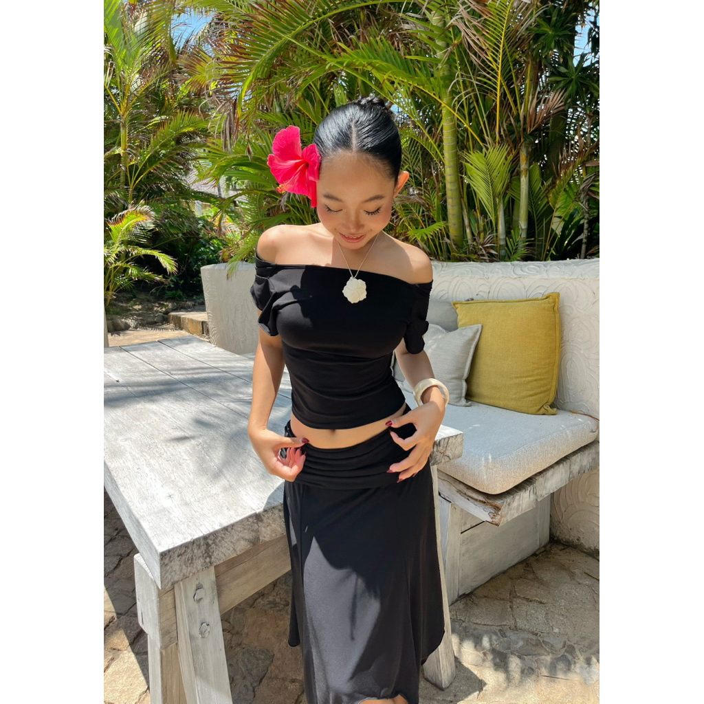 𝐀𝐢𝐬𝐡𝐚 𝐒𝐞𝐭 - Áo Cổ Thuyền Hở Lưng Và Chân Váy Lửng Nhún Cạp Trễ Sang Trọng Châu Âu Vibes NOCO.LABEL | BigBuy360 - bigbuy360.vn