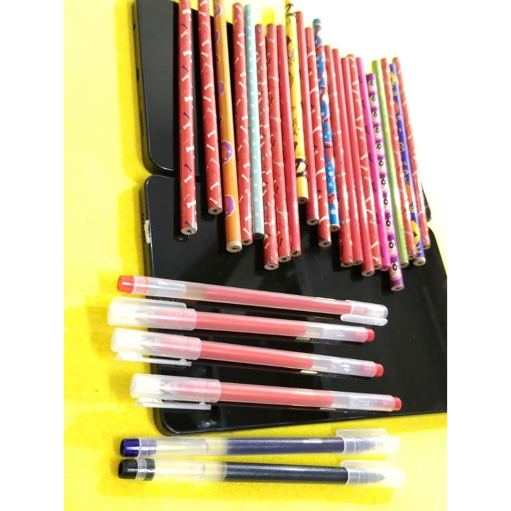 Combo 22 cây bút chì kèm 6 cây bút mực nước như hình. Tặng thêm 10 cái đồ chuốc. Giá 45k nguyên bộ s