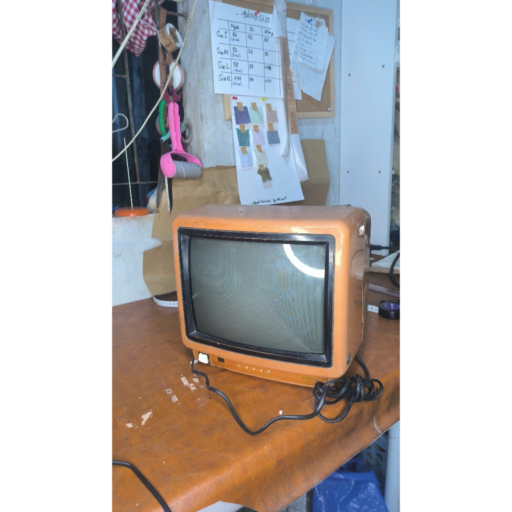 Tivi màu xưa 11 inch còn dùng tốt để decor hoặc dùng xem giải trí: coi phim, chơi game còn rất đẹp