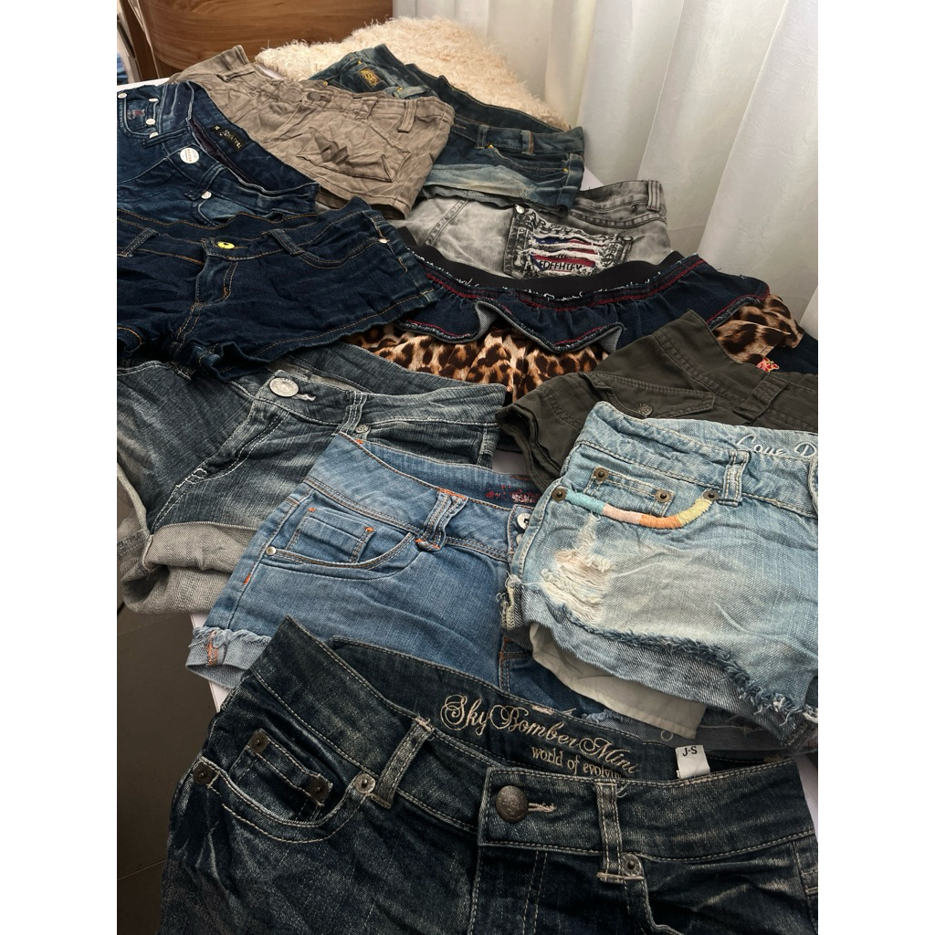 | mini short, short jeans cạp trễ y2k tuyển |
