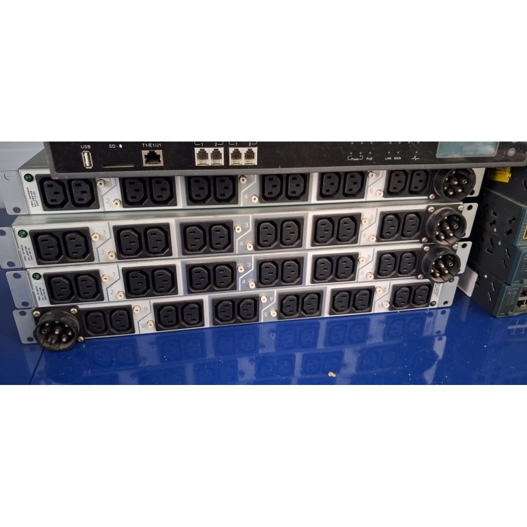 Thanh quản lý nguồn PDU 12 giắc C13 lắp tủ rack.