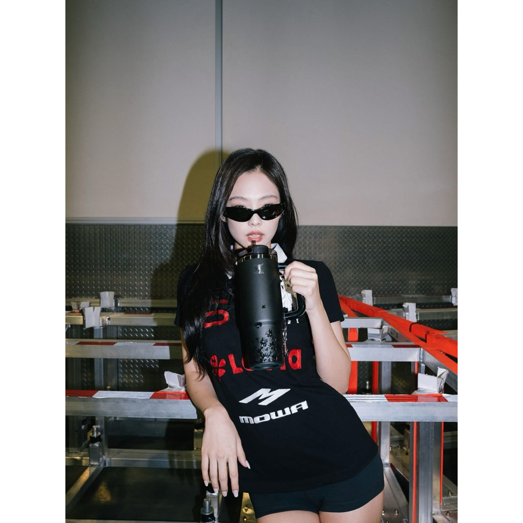 Bình nước 𝐒𝐭𝐚𝐧𝐥𝐞𝐲 𝟏𝟗𝟏𝟑 𝐱 𝐉𝐄𝐍𝐍𝐈𝐄 𝐢𝐧 𝐌𝐢𝐝𝐧𝐢𝐠𝐡𝐭 𝐑𝐮𝐛𝐲 (Hàng có sẵn - Hoả tốc)
