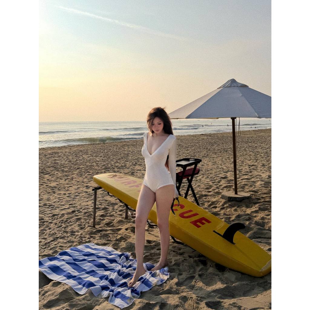 Bikini Liền Thân Tay Dài Cổ Tim Gợi Cảm Đồ Bơi Nữ Kín Đáo Tôn Dáng Đi Biển Resort Phong Cách Hàn Quốc | BigBuy360 - bigbuy360.vn