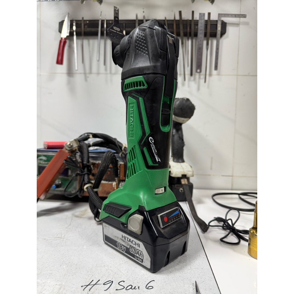 Máy cắt rung HITACHI 18V.