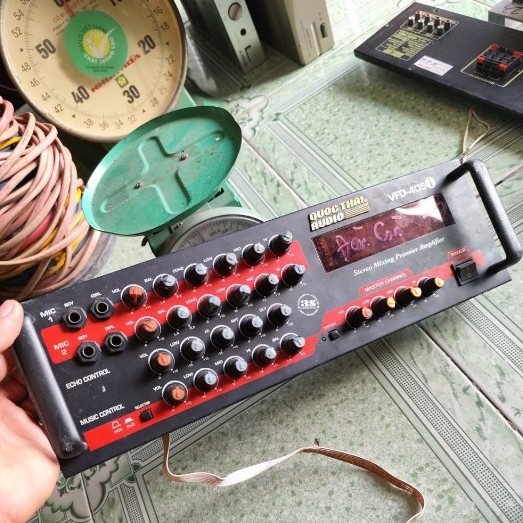 mặt trước pre amply karaoke Hàn Quốc Thái ,còn đèn, thấy mặt còn đẹp anh em về lấy được cái gì thì l