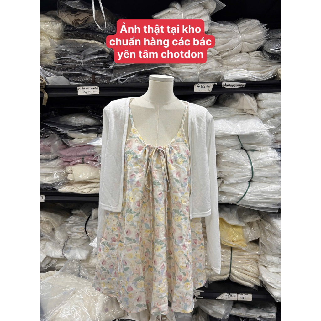 [Hàng sẵn] SET VÁY HAI DÂY BABYDOLL THÔ HOA HỒNG MIX ÁO CARDIGAN TRẮNG MỎNG NGỌT NGÀO | BigBuy360 - bigbuy360.vn