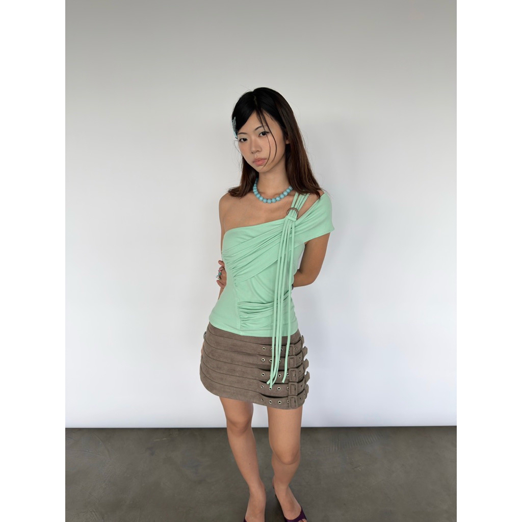 Áo thun vai chéo nhún thân bất quy tắc INTO.EIGHT thiết kế (Knot Top) | BigBuy360 - bigbuy360.vn