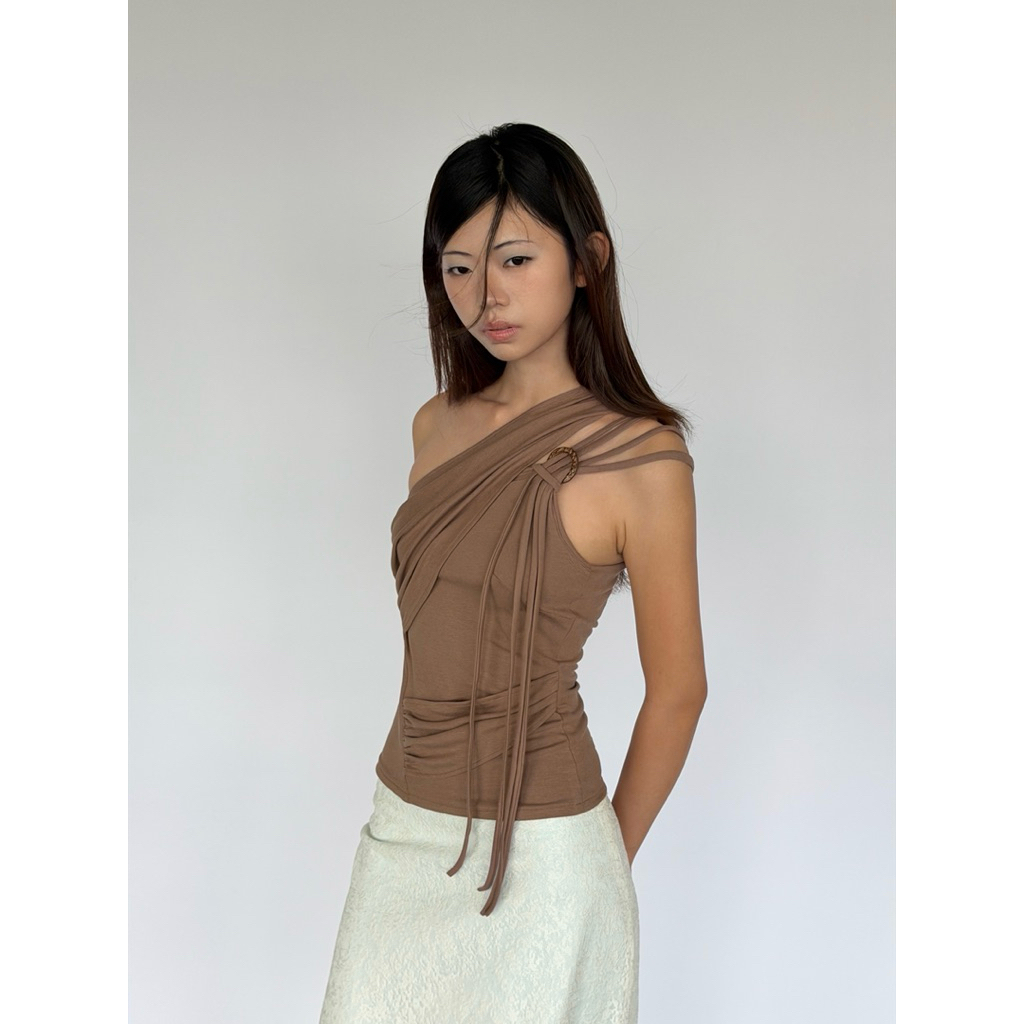 Áo thun vai chéo nhún thân bất quy tắc INTO.EIGHT thiết kế (Knot Top) | BigBuy360 - bigbuy360.vn