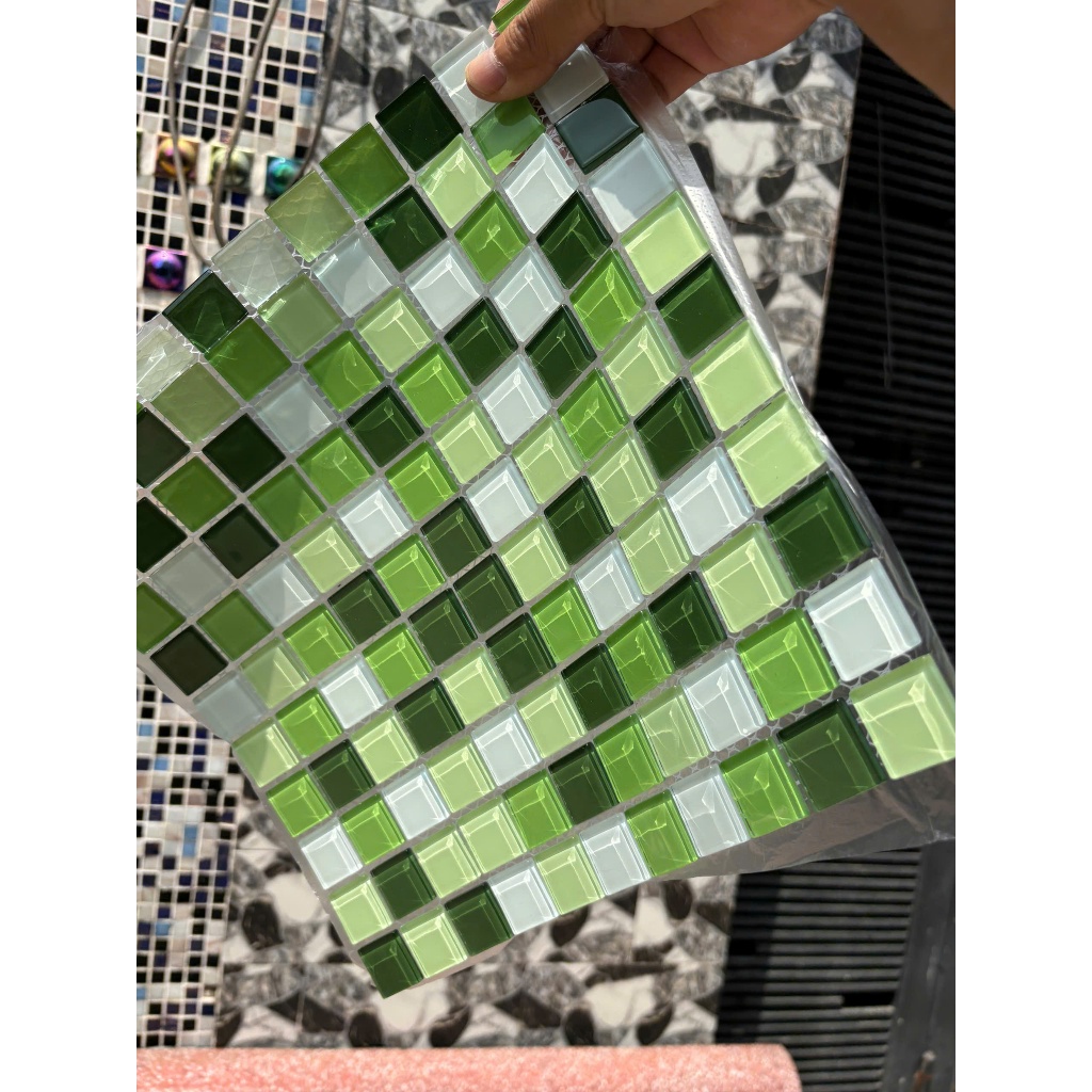 Gạch mosaic thủy tinh xanh lá trộn màu 30cm. tấm dán mosaic thủy tinh