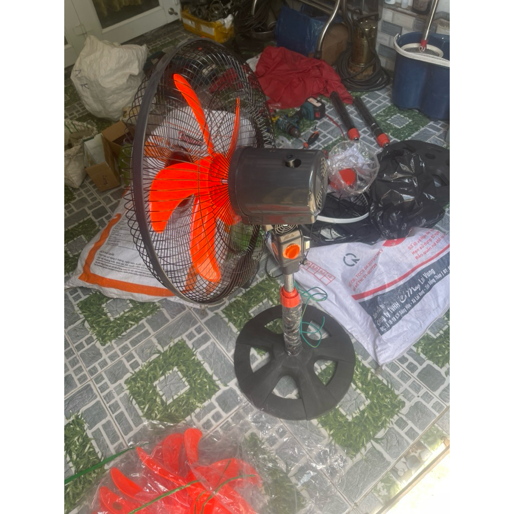 Quạt lắp ráp mới dùng pin sạc  hoặc bình acqui và dùng đc điện 220V. BH 12 t , giá 260k, chưa bao gồ