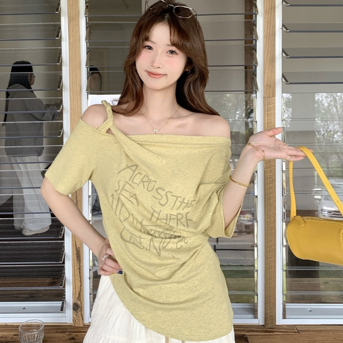 Áo Thun Nữ Lệch Vai WGWE Studio Form Rộng – Áo Phông Tay Ngắn Họa Tiết Chữ Style Hàn Quốc 9442