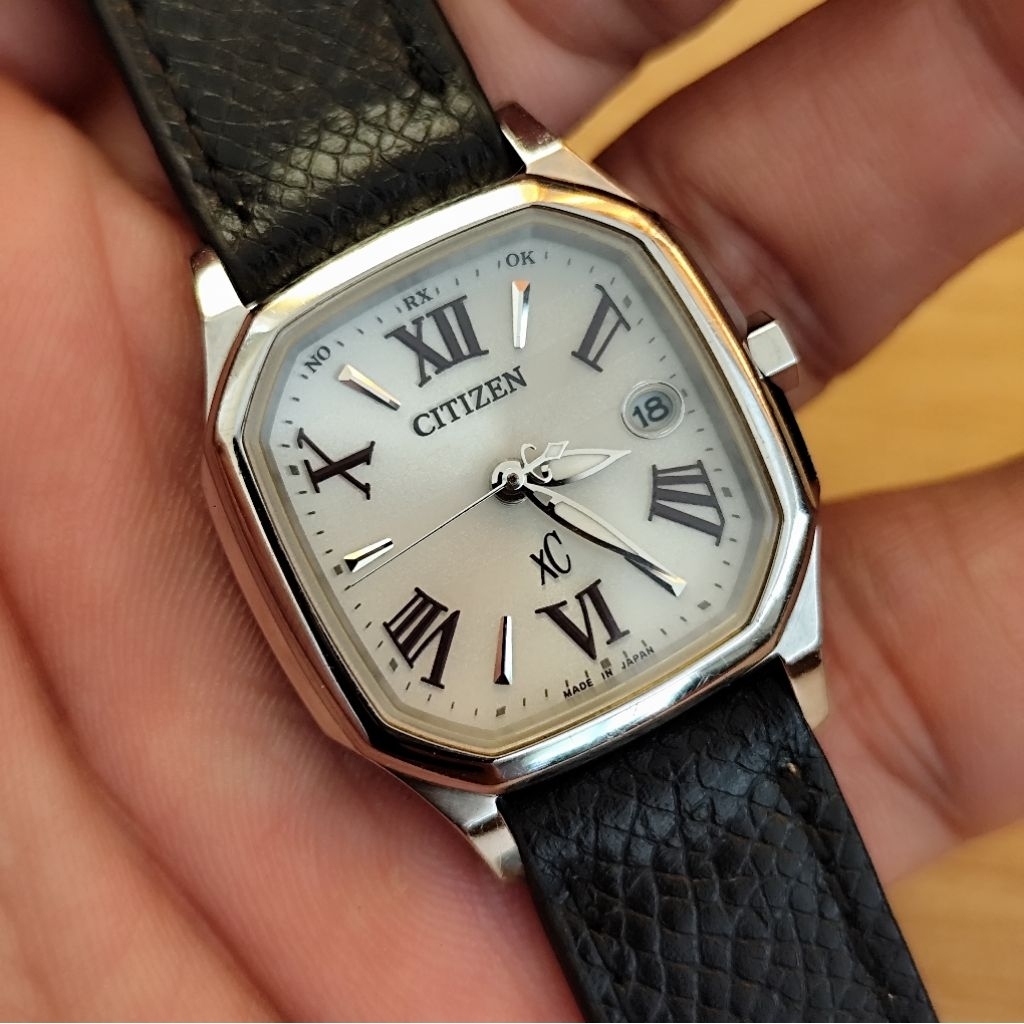 Đồng hồ nữ Citizen XC, pin năng lượng, phôm vuông 26x26.