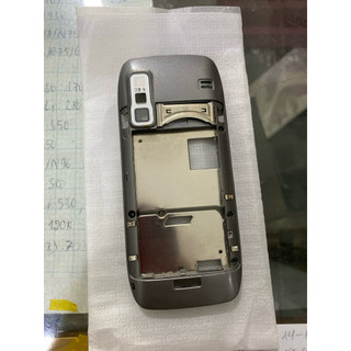 Vỏ Nokia E75 có xương(ko kèm phím ) và loại chỉ có mặt trước, nắp sau!