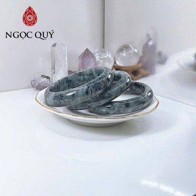 Vòng cẩm thạch A Myanmar - Ngọc phỉ thúy type A bản hẹ gà đen ni 57-61mm LM109 - Ngoc Quý