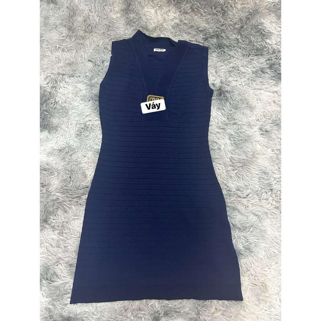 Váy len body cổ V mongtoghi chữ M dáng A hàng QC mặc lên xinh