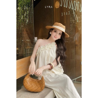 LYRA - Áo Kiểu Nữ Lệch Vai Đính Hoa 3D Chất Bay Nhẹ Dịu Dàng Nữ Tính Mặc Đi Chơi Chụp Ảnh Đẹp CSYAC0410
