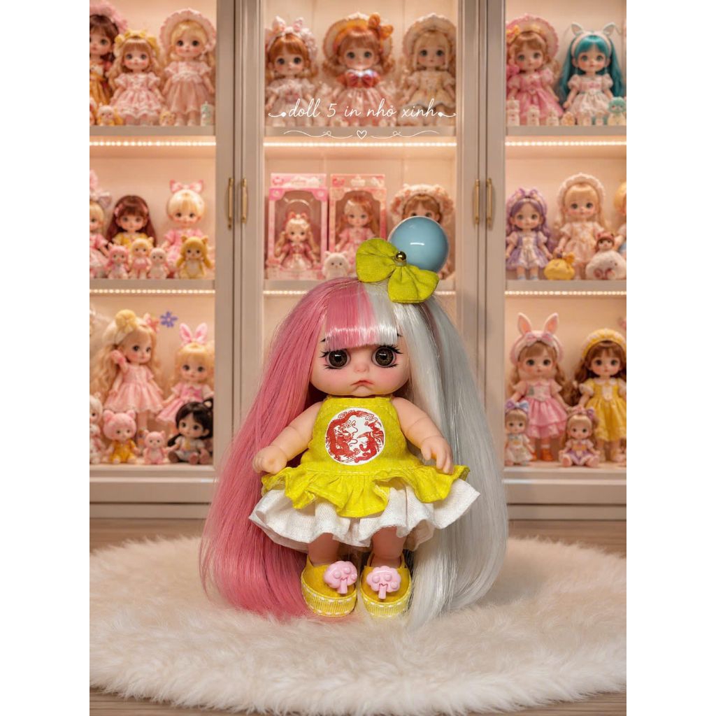 Doll 5inch mặt mím tóc mix màu nửa đầu xinh xắn(tặng kèm tóc cả vòng tay)