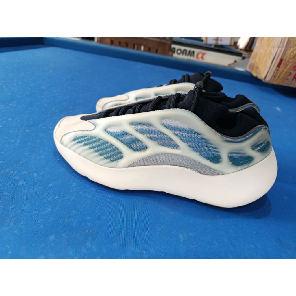 Giày thể thao YZ 700 v3 Kya.nite size 41.1/3 ( chân 26cm) 2hand