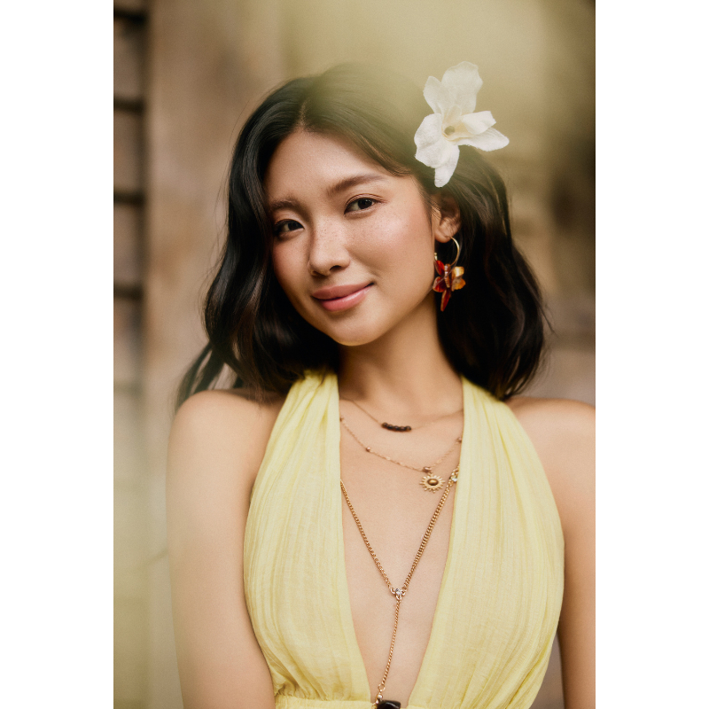 Áo cổ yếm chất tơ xốp nhăn phối nút, dáng peplum xòe nhẹ nữ tính La Boutique SS26 - AK024-2605LAT | BigBuy360 - bigbuy360.vn