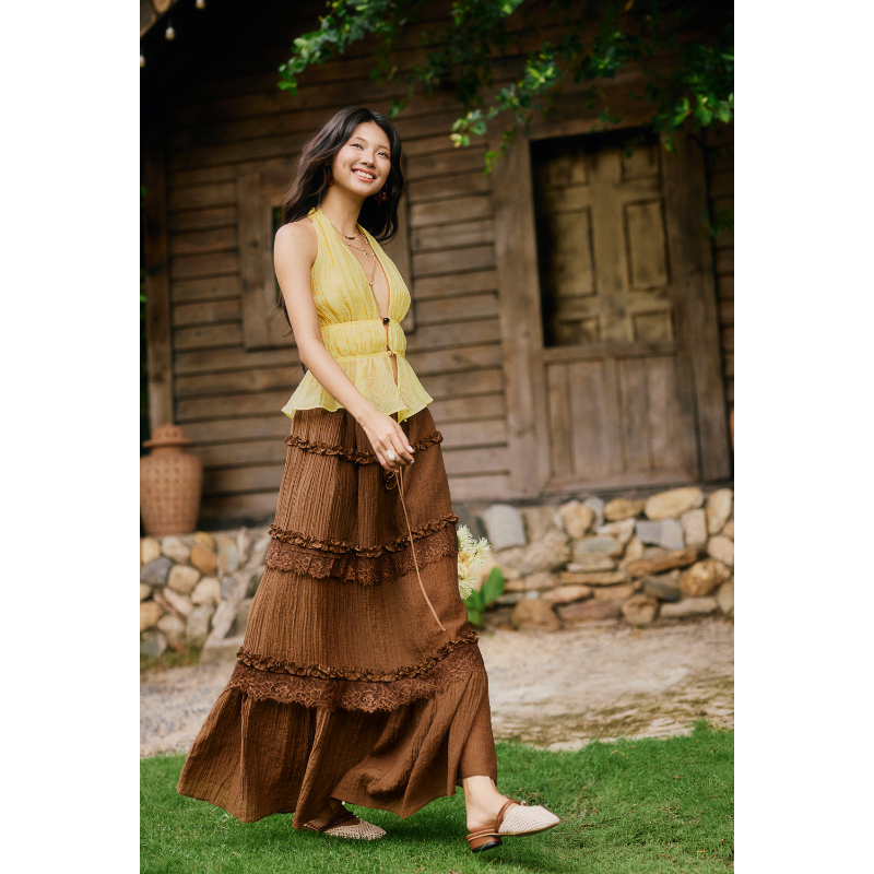 Áo cổ yếm chất tơ xốp nhăn phối nút, dáng peplum xòe nhẹ nữ tính La Boutique SS26 - AK024-2605LAT | BigBuy360 - bigbuy360.vn