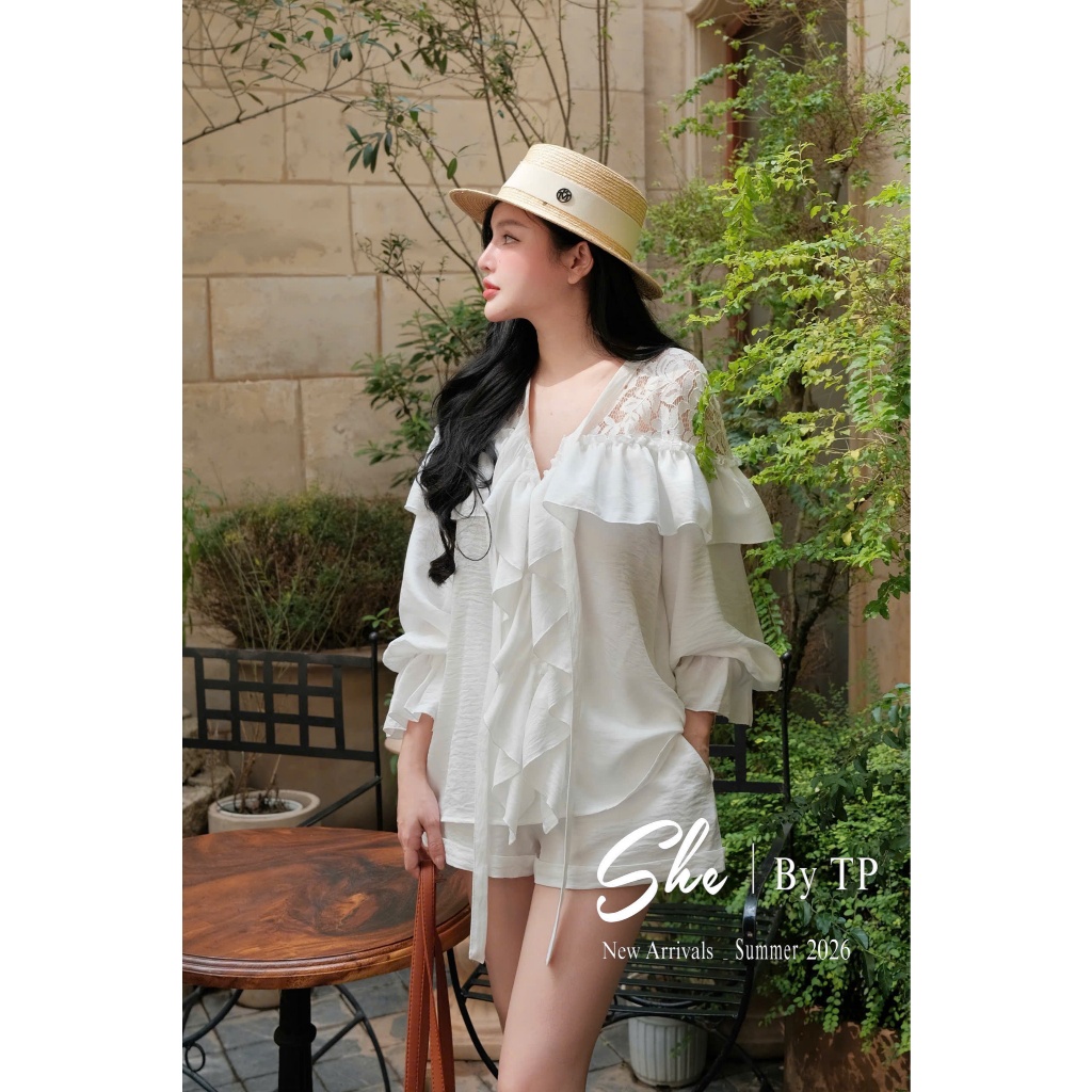 Set đồ nữ cổ V phối ren tiểu thư trắng bèo nhún tay dài – Áo babydoll form rộng mix quần short, outfit đi biển mùa hè | BigBuy360 - bigbuy360.vn