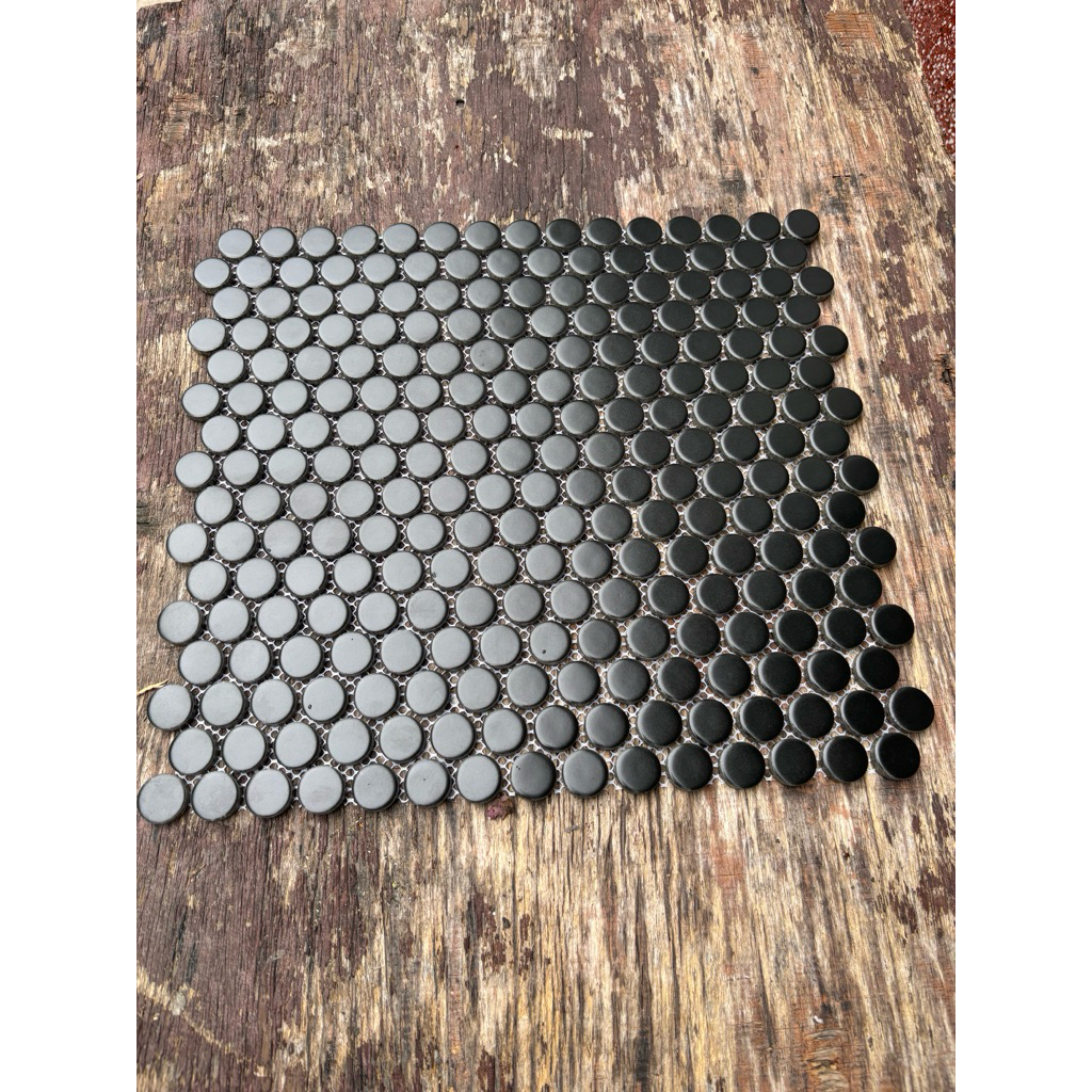 Gạch mosaic hẹt tròn gốm sứ đen cao cấp 30cm. gạch mosaic gốm
