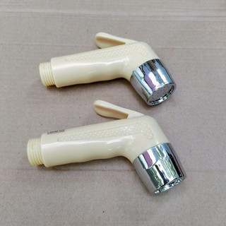 2 cái; Đầu vòi xịt vệ sinh bồn cầu (bằng nhựa cứng màu vàng nhạt)
