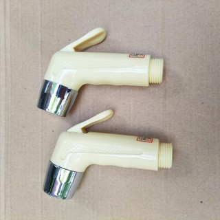 2 cái; Đầu vòi xịt vệ sinh bồn cầu (bằng nhựa cứng màu vàng nhạt)