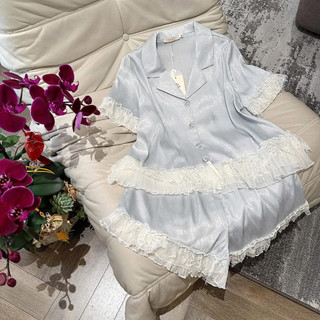 Pijama nữ,Set đồ ngủ nữ lụa gấm phối bèo ren sang xịn bộ pijama cộc tay khuy đá tôn da HCOM25201