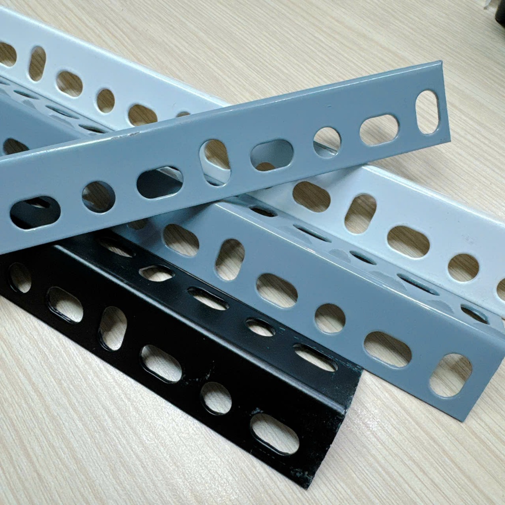 Sắt V3x3 lỗ (màu trắng, đen) - lắp kệ sắt V lỗ, Thanh Sắt V Lỗ 3x3 Đa Năng Lắp Kệ Sơn Sắt Tĩnh Điện