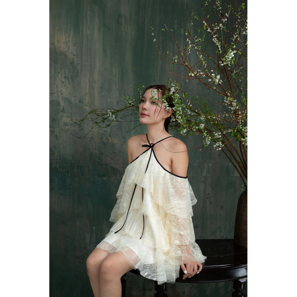 LUNALE: Lacy dress/ Váy ren yếm 4 tầng hở vai tay dài