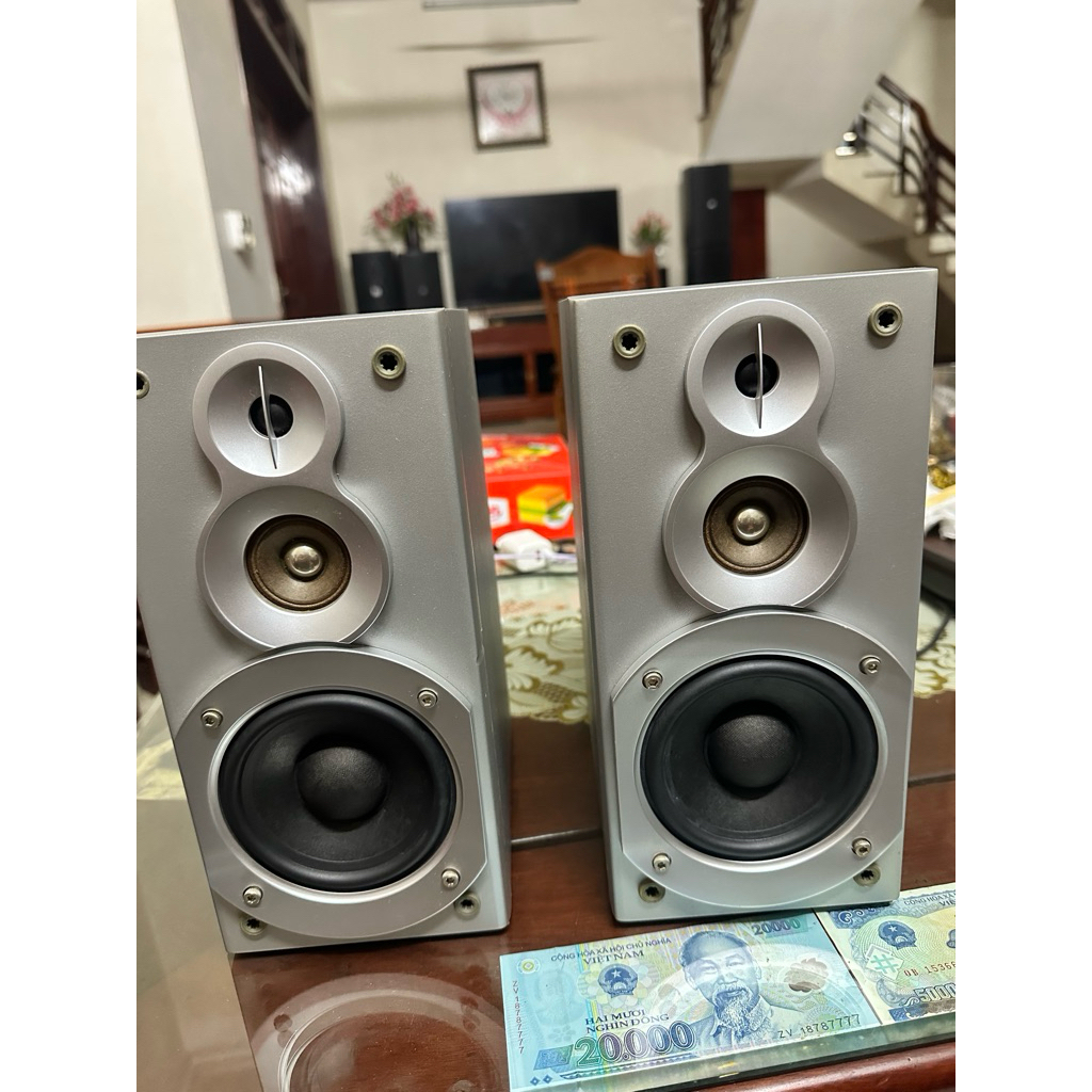 loa victor công suất 20w dùng gep dàn loa nge nhạc .loa cũ có xước sát nhẹ .rất thích hợp nghe phòng