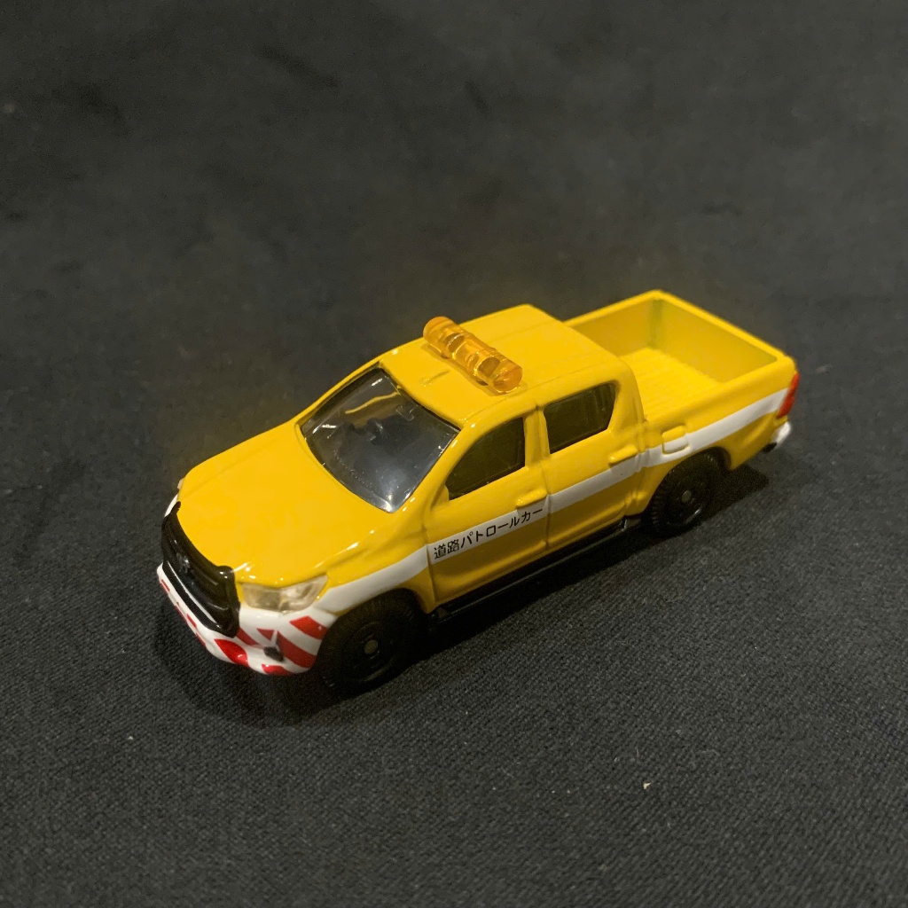 tomica Toyota Hilux tuần tra đường cao tốc màu vàng, hàng sưu tầm không hộp. tomica mô hình xe 1:64.