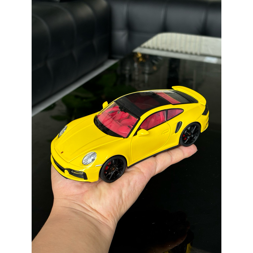 Mô hình xe Posrche 911 Turbo S tỉ lệ 1:24 hàng uỷ quyền có logo ở bánh xe