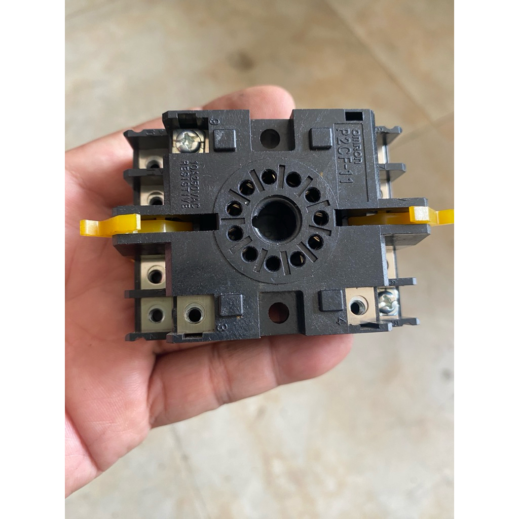 Đế Rờ le 11 chân , new 90% . Nhật  Omron P2CF-11 Kho Saigon
