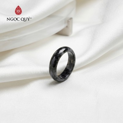 Nhẫn cẩm thạch A Myanmar Ngọc Quý- Nhẫn ngọc phỉ thúy gà đen type A chất nếp bản 5mm LM32 - Ngọc Quý
